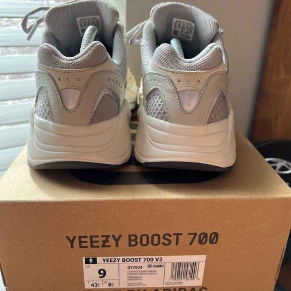 Yeezy 700 v2 cream - Picture 4 of 5